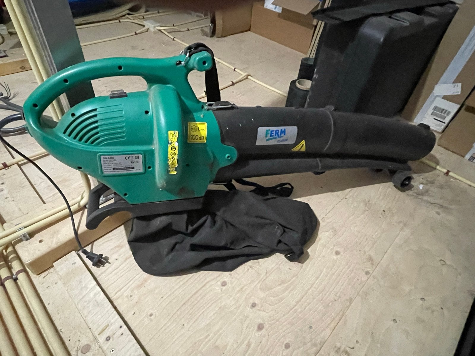 Elektrische bladblazer/zuiger - FERM FLB-2400, Ophalen, Gebruikt, Handgedragen, Met opvangzak
