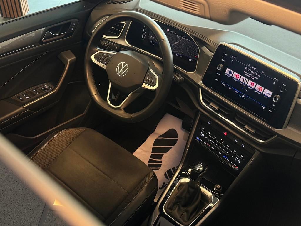 Volkswagen T-Roc 1.5 TSI Sport IQ.Drive |PANO|150PK|BEATS|BO, 4 cilinders, Adaptive Cruise Control, Bedrijf, SUV of Terreinwagen
