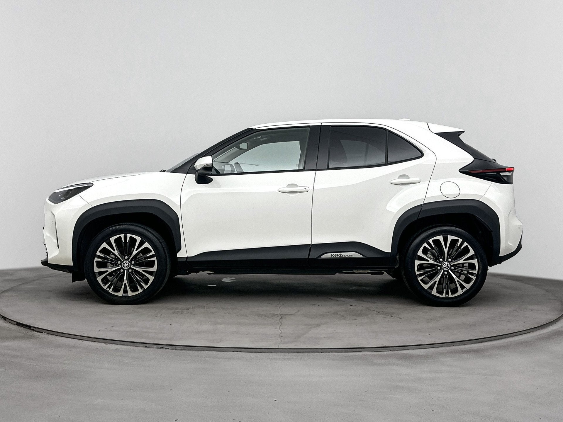 Toyota Yaris Cross 1.5 Hybrid Executive | JBL Audio | Parkee, Auto's, 12 maanden, Automatische klimaatregeling, Gebruikt, Wit
