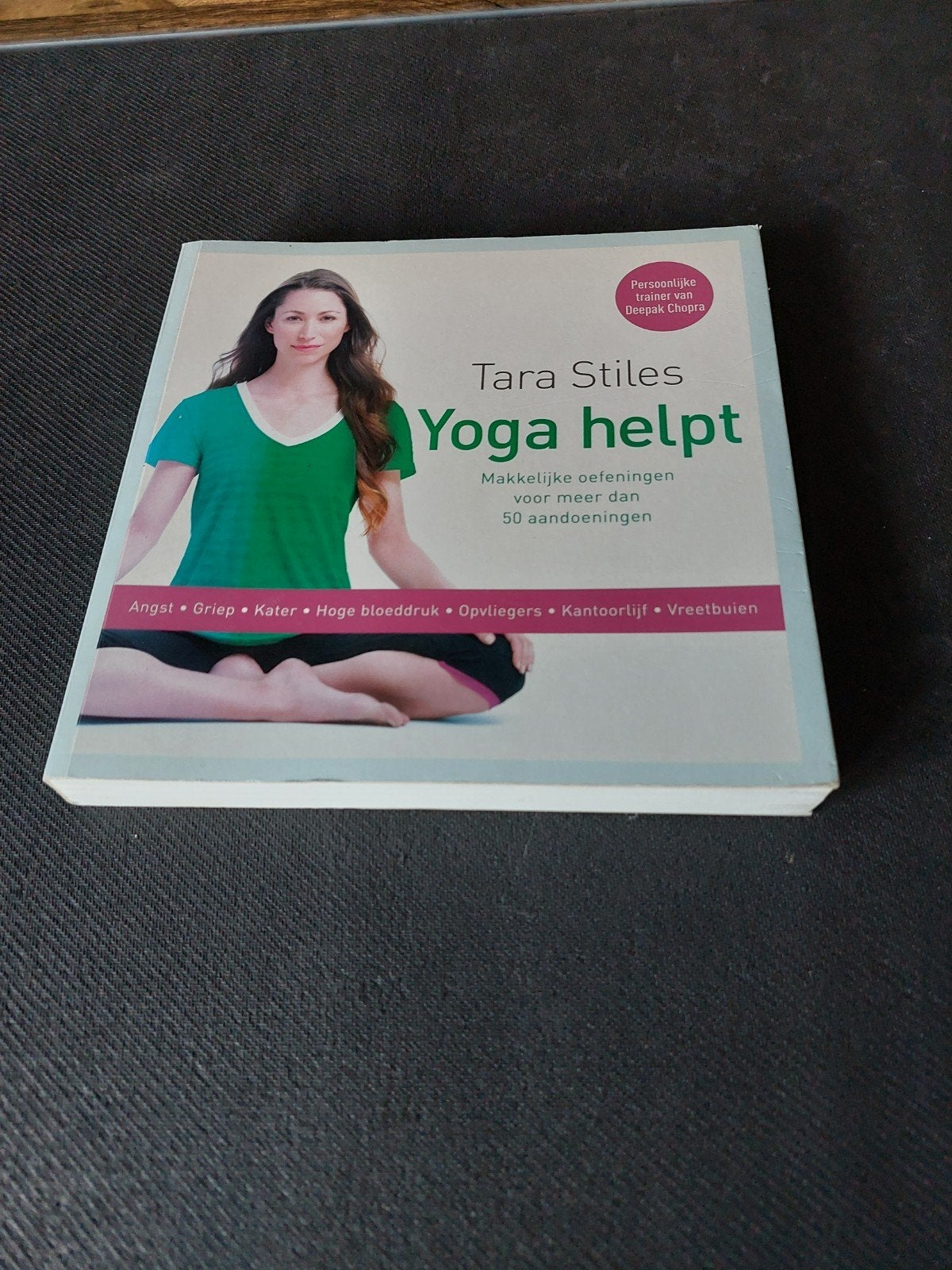 Yoga helpt - Tara Stiles (Boek), Ophalen of Verzenden, Gelezen