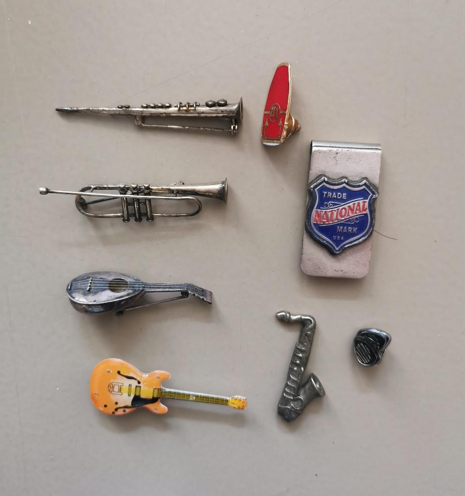 Miniatuur muziekinstrumenten verzameling broches speltjes, Ophalen of Verzenden, Gebruikt, Overige kleuren, Overige materialen