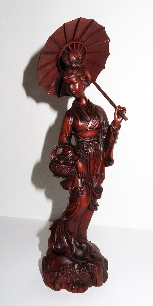 Houten beeldje van een oosterse dame met parasol, Ophalen of Verzenden, 20 - 50 cm, Beeld, Hout