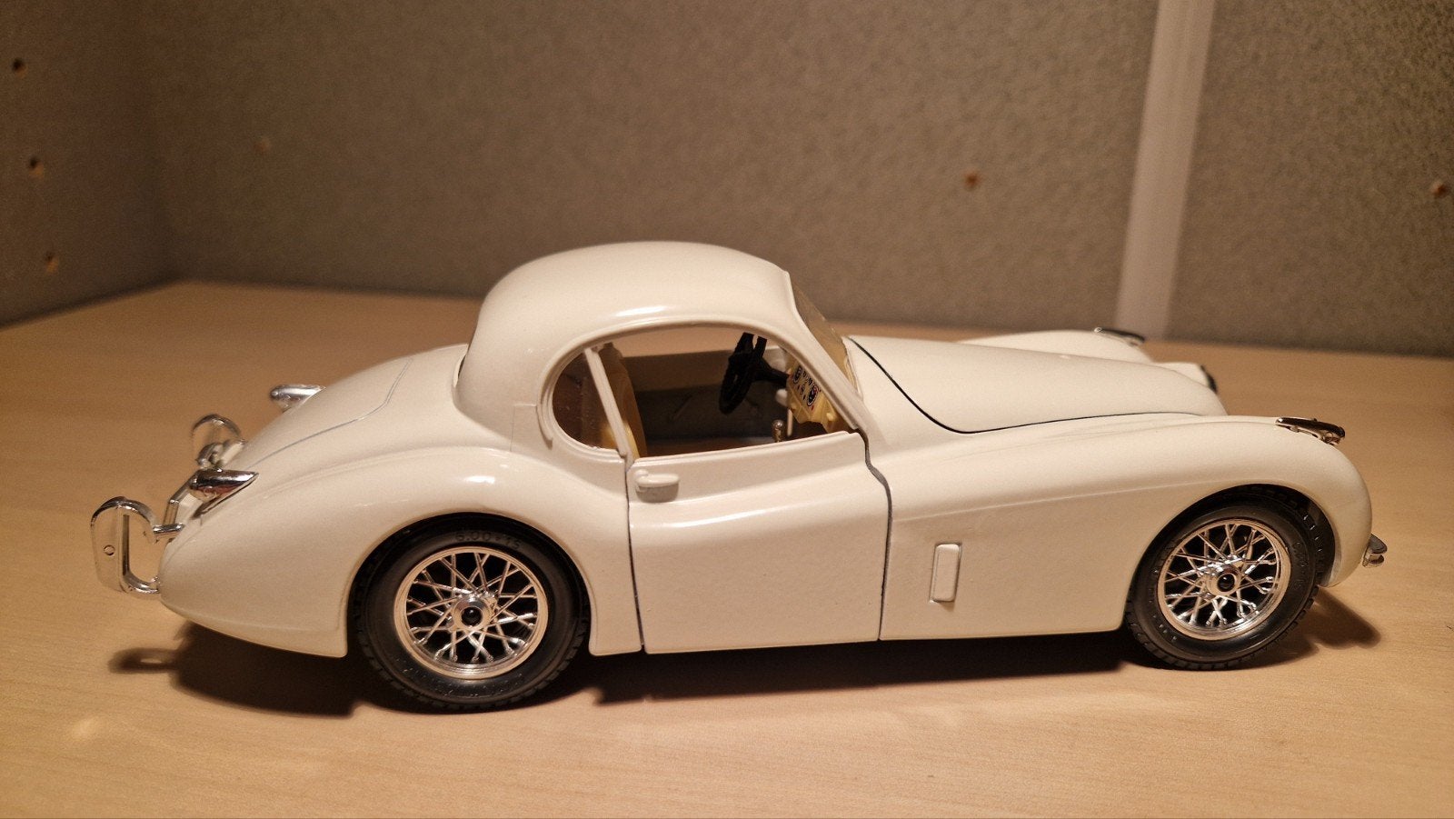 Jaguar XK120 Coupé Schaalmodel - Bburago 1:24, Ophalen of Verzenden, Zo goed als nieuw, Auto, Bburago