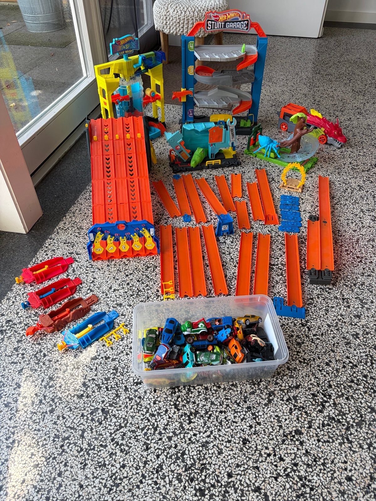 Grote Hot Wheels set met banen, garages en auto's, Ophalen, Zo goed als nieuw