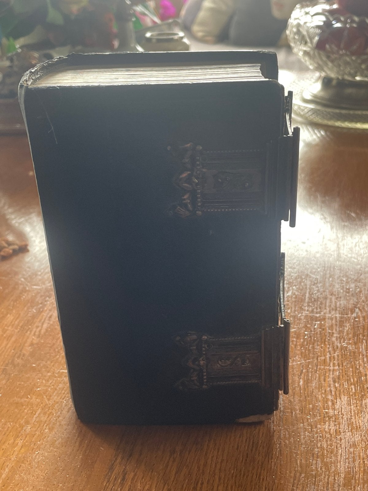 Antieke Bijbel met Zilverwerk, Ophalen