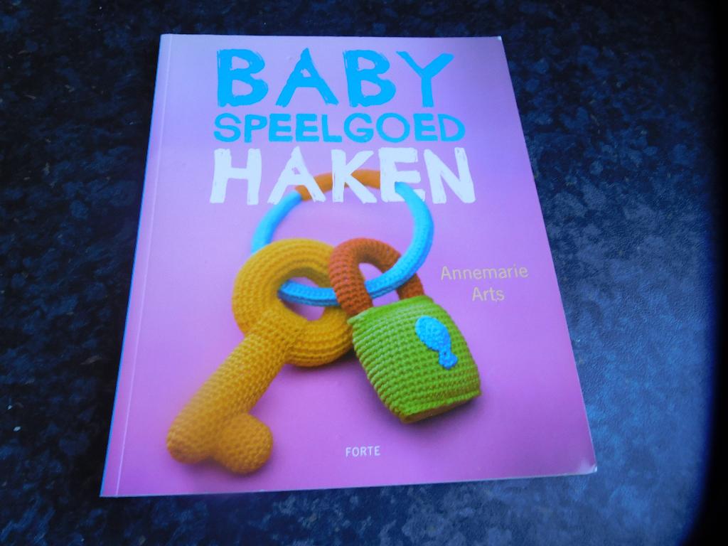 Babyspeelgoed haken == Arts == baby speelgoed == haakboek, Hobby en Vrije tijd, Breien en Haken, Ophalen of Verzenden, Zo goed als nieuw