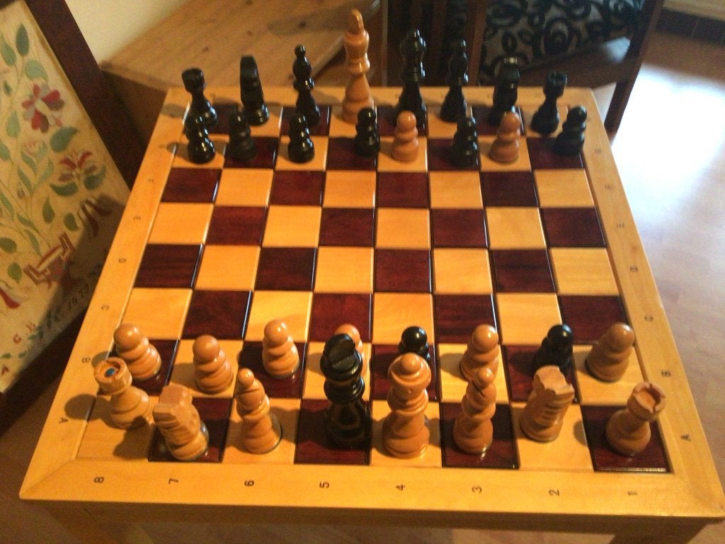 Schaakbord met schaakstukken en tafel, Hobby en Vrije tijd, Een of twee spelers, Ophalen, Gebruikt, Onbekend