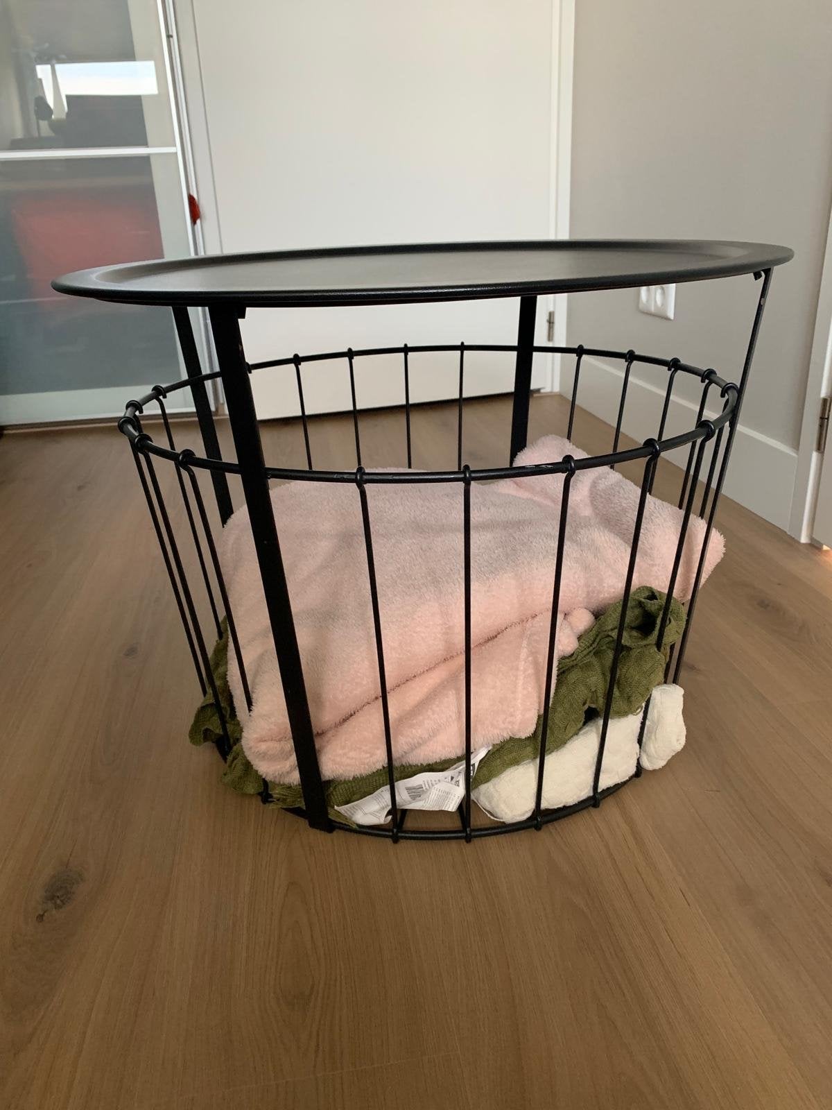 Zwarte metalen bijzettafel met opbergmand, Ophalen, Minder dan 45 cm, Minder dan 55 cm, Gebruikt
