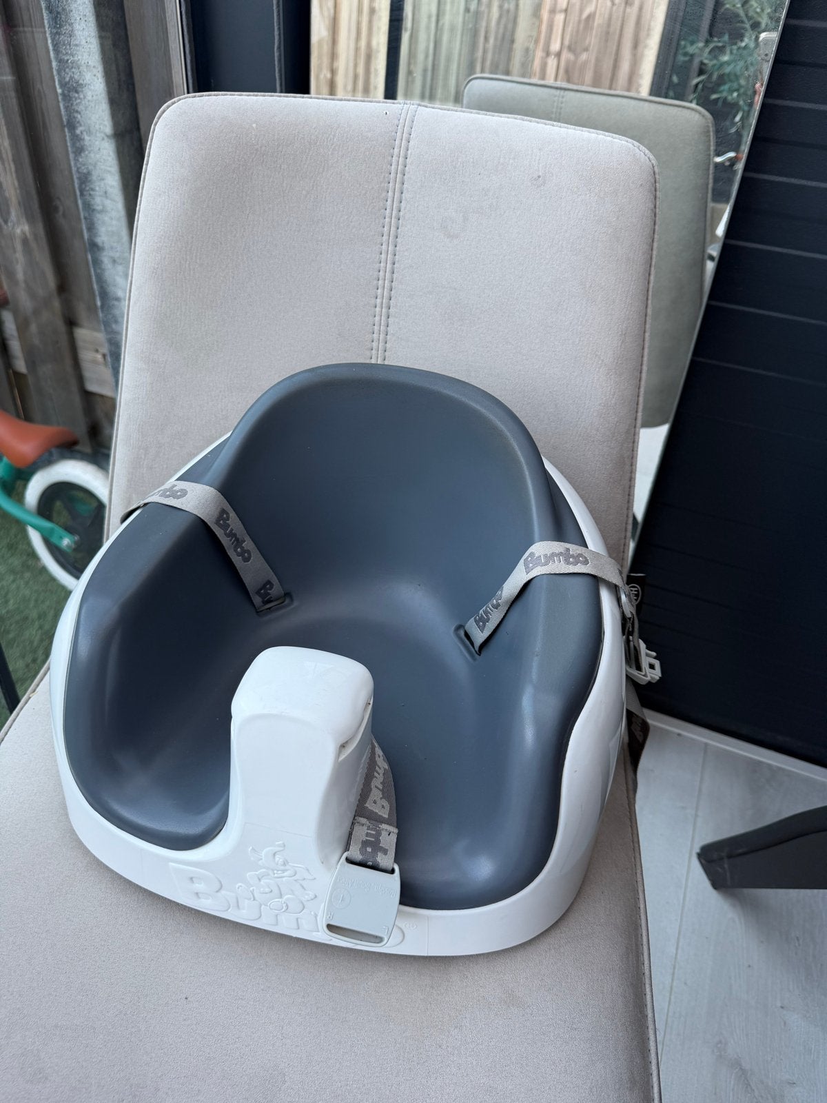 Bumbo 3-in-1 Multi Seat met eetblad - Grijs/Wit, Kinderen en Baby's, Kinderstoelen, Ophalen, Zo goed als nieuw, Meegroeistoel