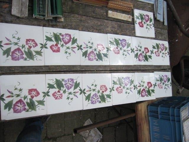 13 stuks antieke wandtegels met bloemenrank, 195 cm lang, Ophalen