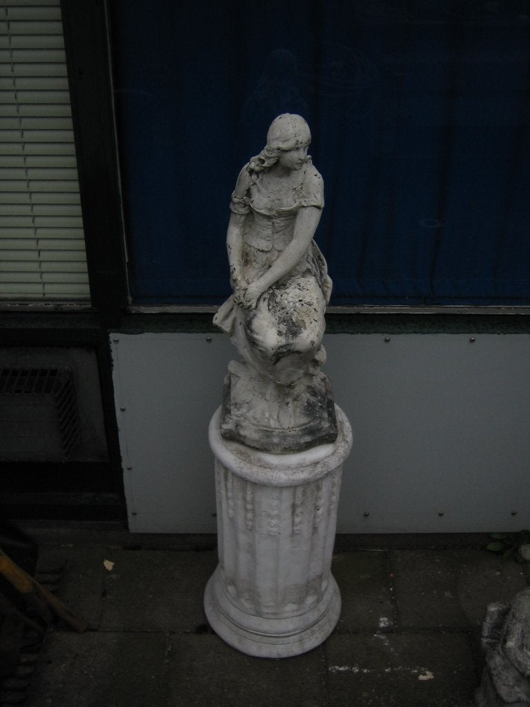 mooi beeld op sokkel voor in de tuin, Tuin en Terras, Tuinbeelden, Ophalen, Gebruikt, Beton, Mensenbeeld