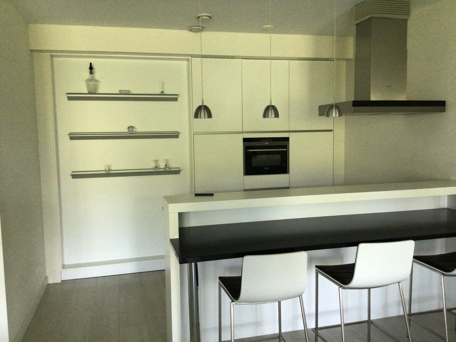 Keuken met bar en met diversen apparatuur (2013), Ophalen, Gebruikt, U-keuken, Wit