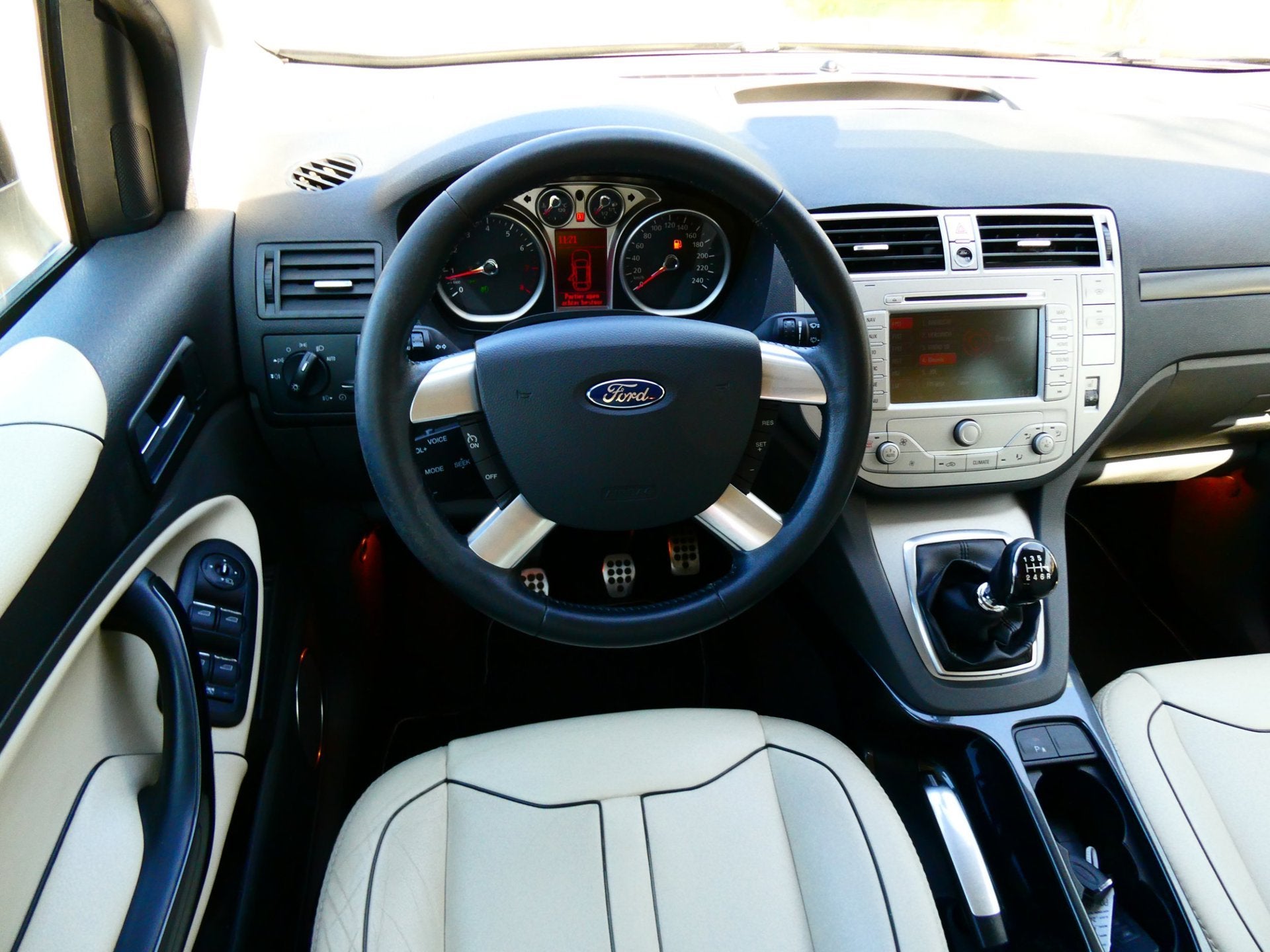 Ford Kuga 2.5 20V Titanium 200pk 4WD Clima Leder Navi Trekha, Auto's, Ford, Euro 5, Gebruikt, Beige, Bedrijf