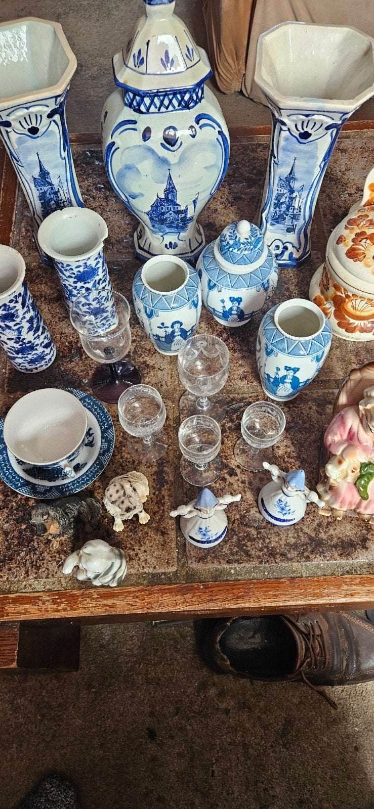 Doos met oude kaststel. beeldjes oude borrel glazen leerdam, Ophalen