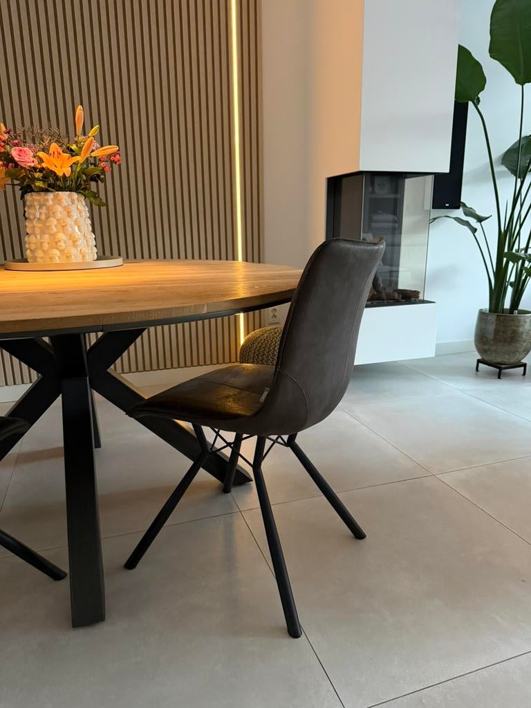 4 x grijze eetkamerstoel Xooon met metalen onderstel, Huis en Inrichting, Stoelen, Ophalen, Zo goed als nieuw, Vier, Modern industrieel