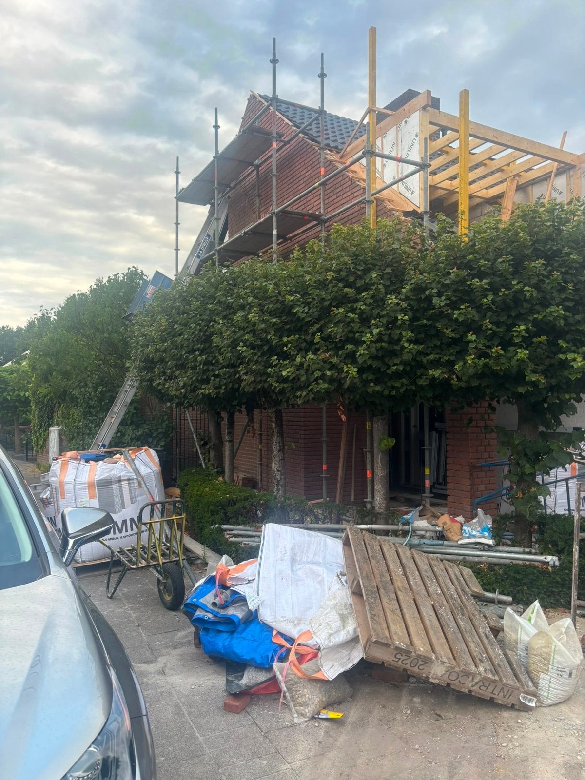36 m2 layher steiger in zeer goede staat, inclusief planken, Doe-het-zelf en Verbouw, Steigers, Ophalen, Zo goed als nieuw, Gevelsteiger