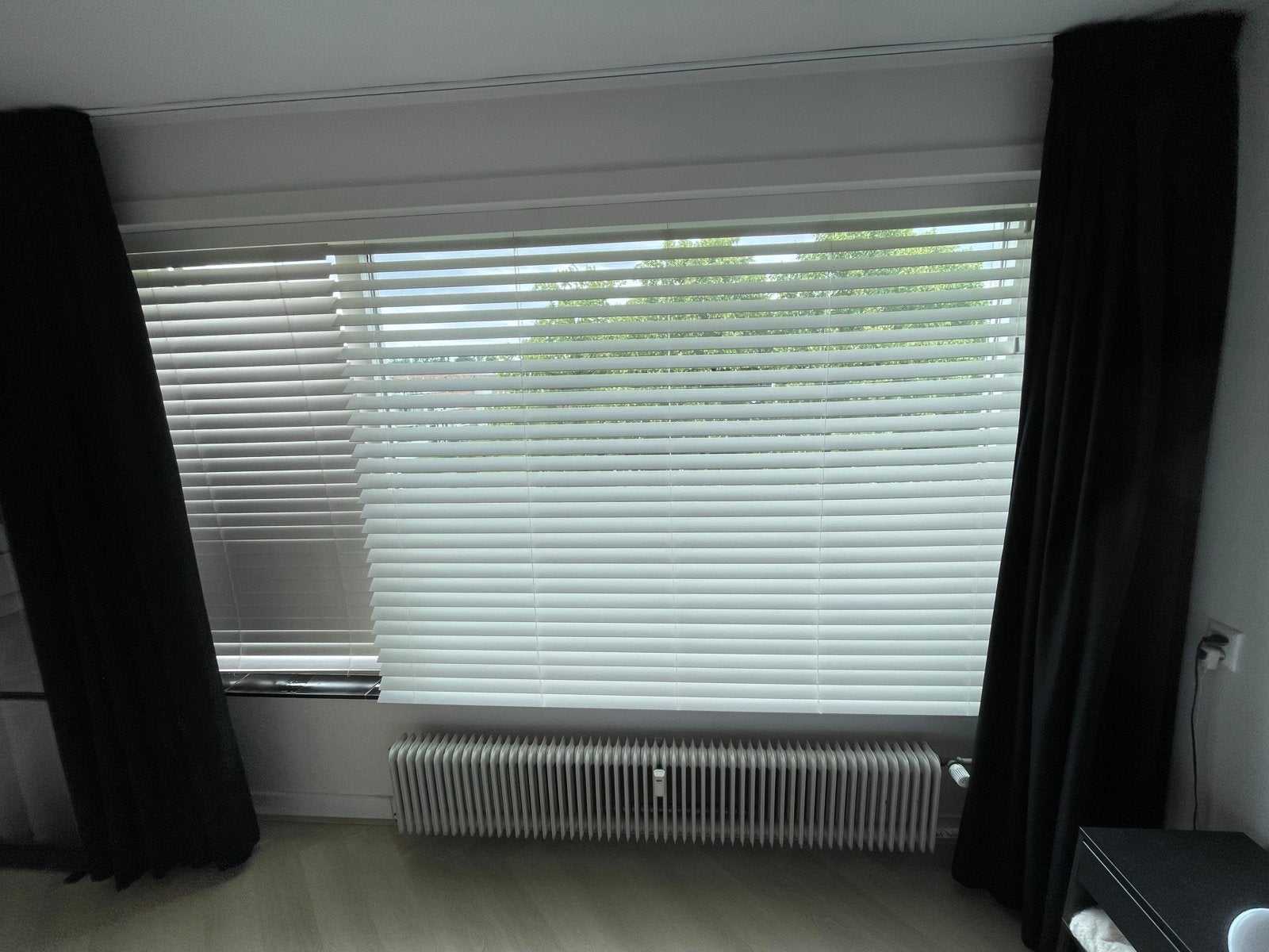 2x Witte houten jaloezieën van Veneta, z.g.a.n., Ophalen, Overige merken, Wit, Hout