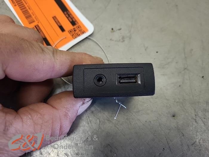 AUX/USB aansluiting van een Mercedes Vito, Gebruikt, -, -, Ophalen of Verzenden