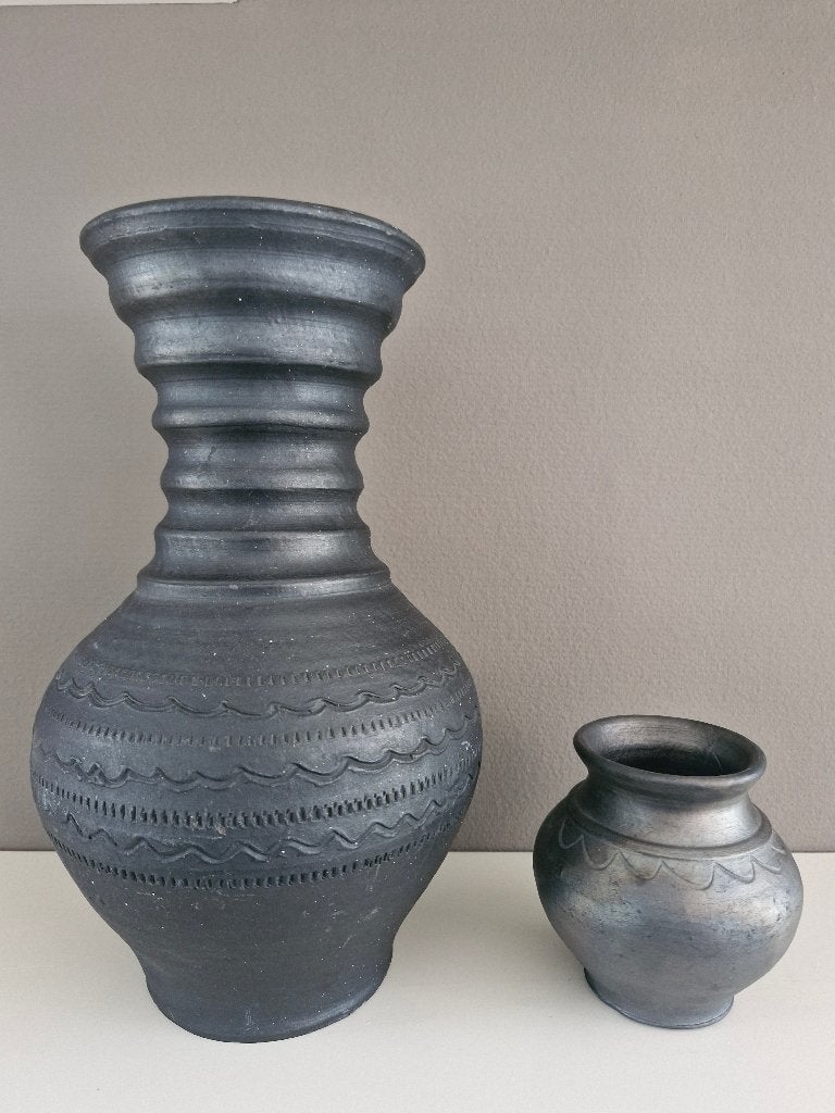 Set vazen 31&11 cm zwart aardewerk (v.m. Joegoslavië), Ophalen of Verzenden