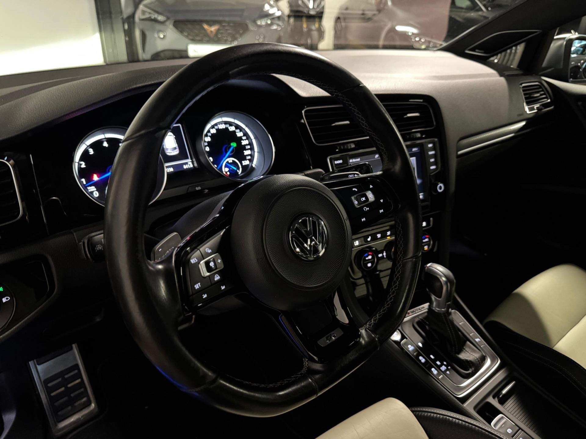 Volkswagen Golf 2.0 TSI R 4Motion PANO KEYLESS, Auto's, Automaat, Gebruikt, Zwart, 4 cilinders