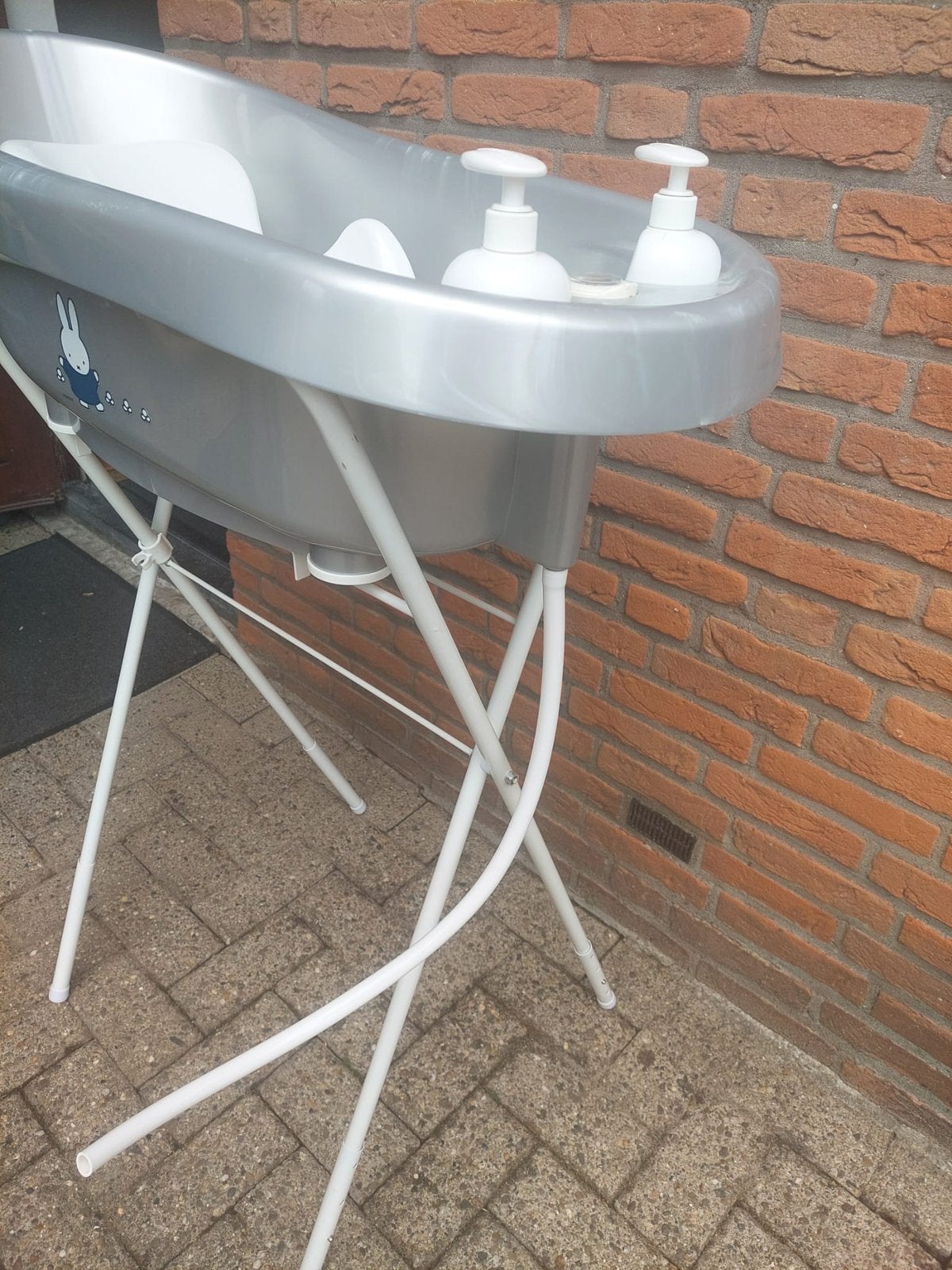 Babybadje met standaard en badzitje, Kinderen en Baby's, Badjes en Verzorging, Gebruikt, Nijntje, Ophalen of Verzenden, Badje