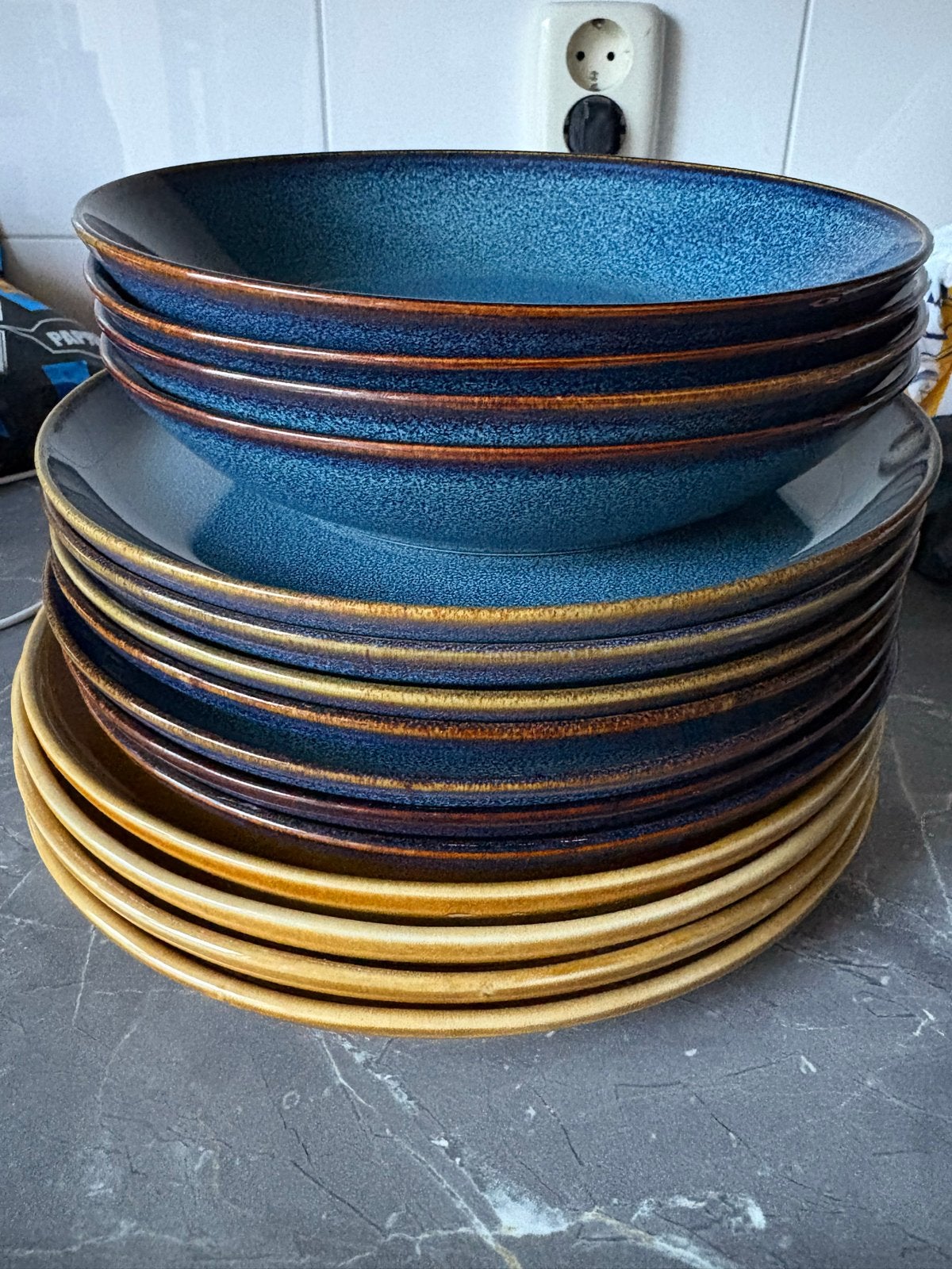 Servies set: 4 diepe, 7 platte en 4 pizza borden, Keramiek, Ophalen of Verzenden, Zo goed als nieuw, Bord(en)