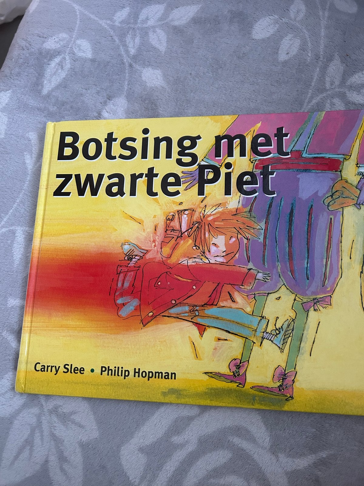 Botsing met Zwarte Piet - Carry Slee & Philip Hopman, Boeken, Ophalen of Verzenden, Zo goed als nieuw, Fictie algemeen