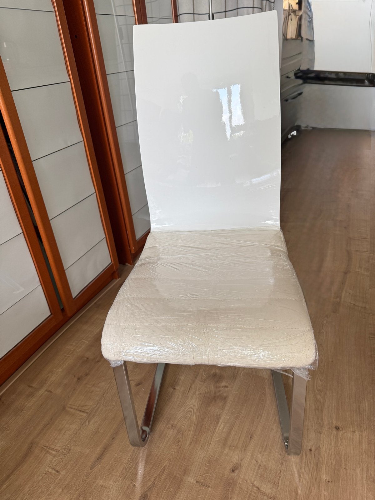 Moderne witte eetkamerstoelen met chromen onderstel, Ophalen, Gebruikt, Wit, Vier