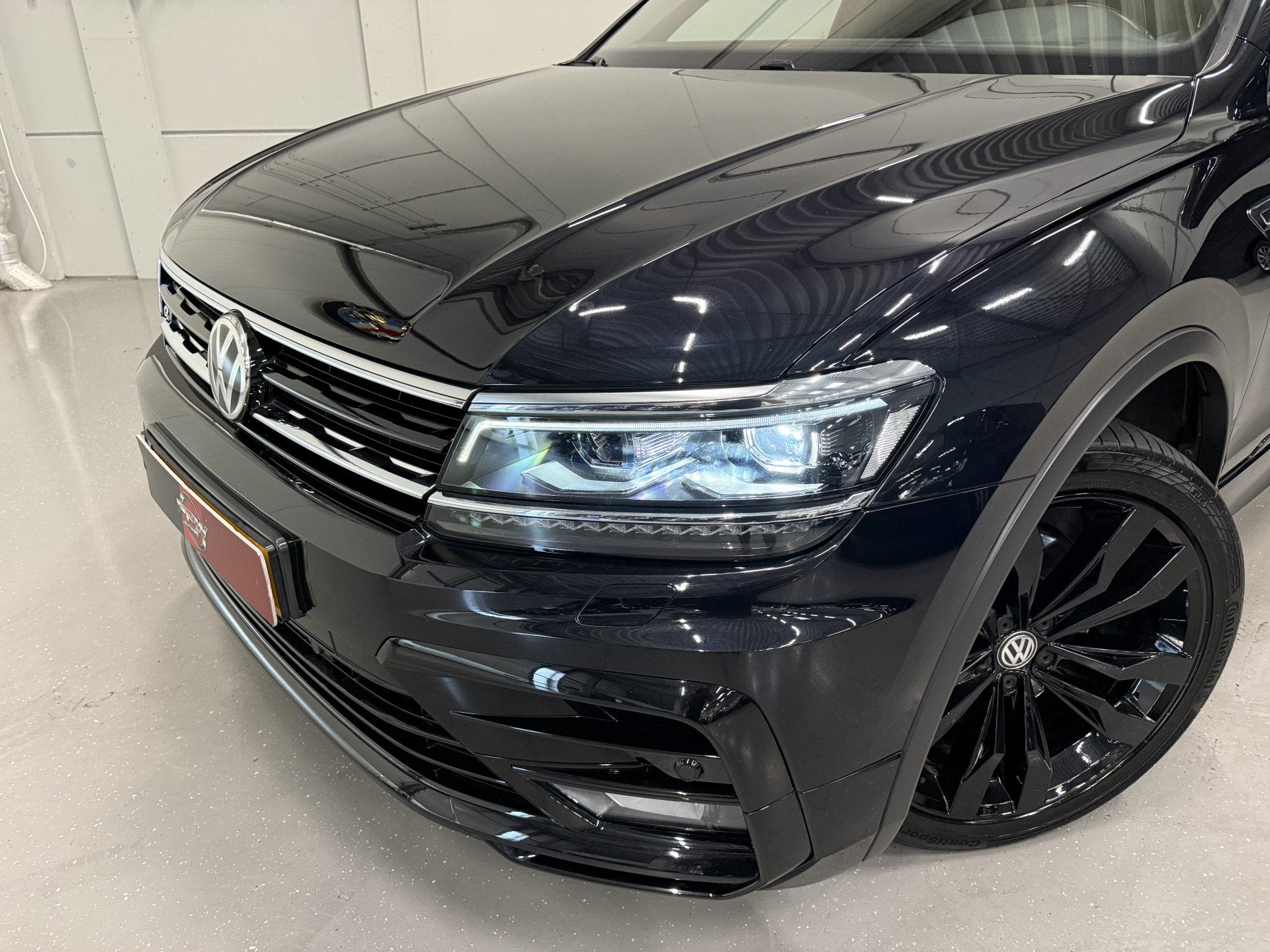 Volkswagen Tiguan 2.0 TSI 4Motion 3x R-Line BLACK PANO/VOL-L, Auto's, Automaat, Dealer onderhouden, Gebruikt, 2500 kg