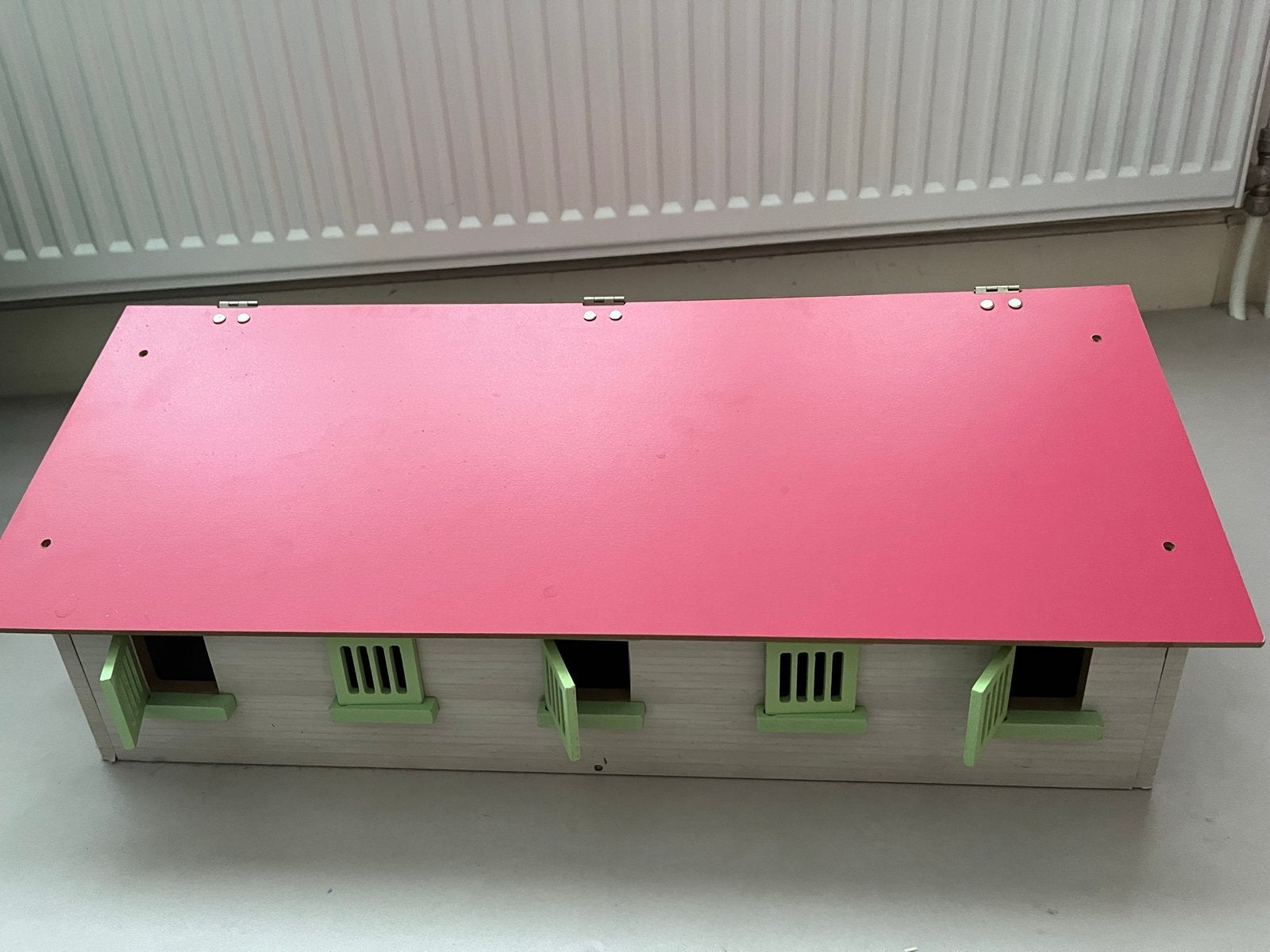 Houten paardenstal Globe 9 boxen schleich, Ophalen, Zo goed als nieuw, Poppenhuis