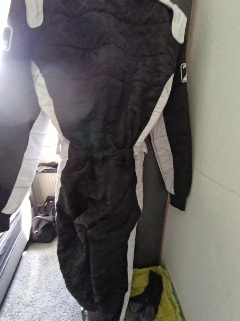 Zwart-wit skelter racepak in goede staat, Sport en Fitness, Karting, Ophalen of Verzenden, Gebruikt, Kleding of Schoenen