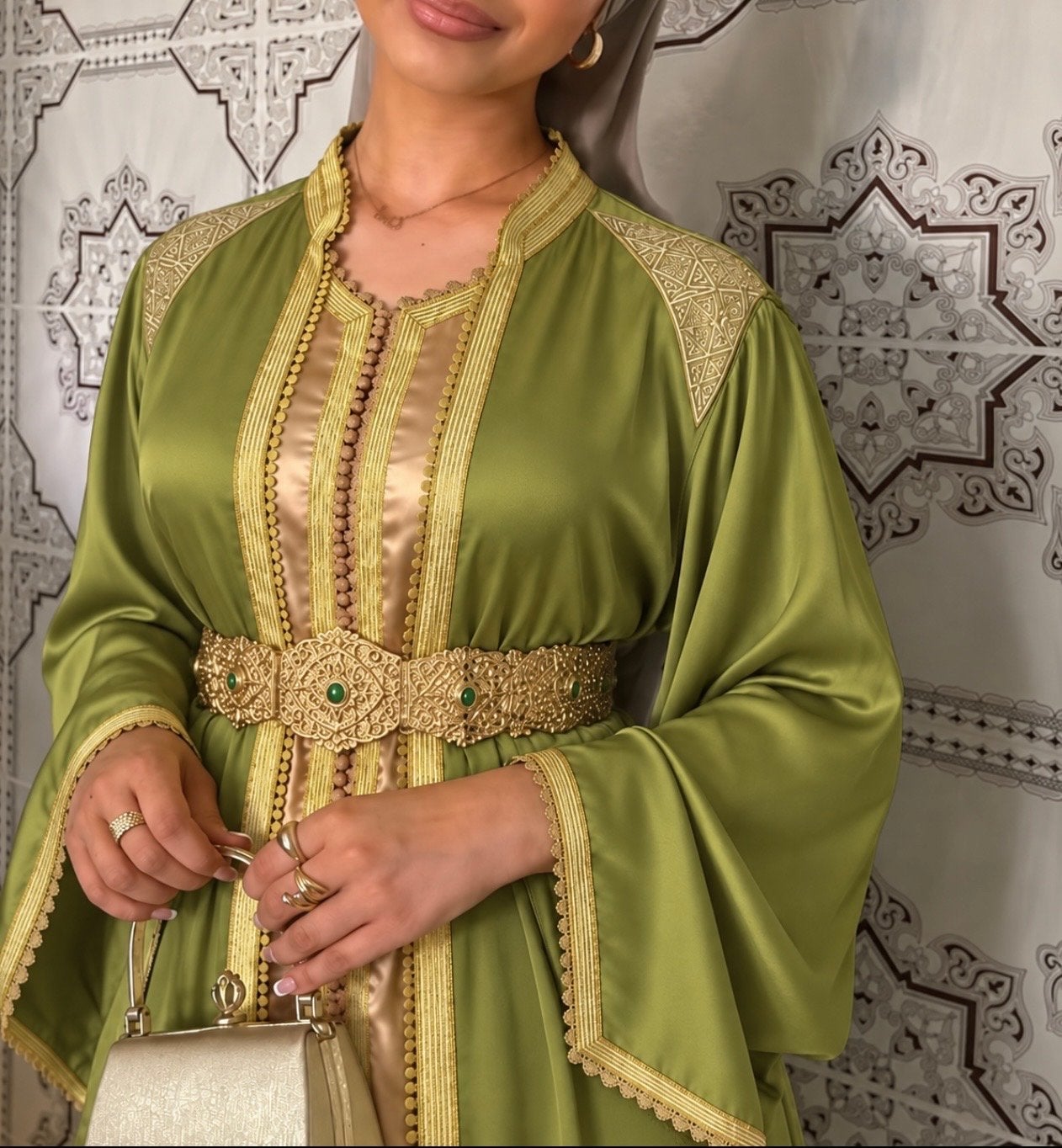 Prachtige groene kaftan met gouden details, Kleding | Dames, Maat 42/44 (L), Ophalen of Verzenden, Zo goed als nieuw, Onder de knie