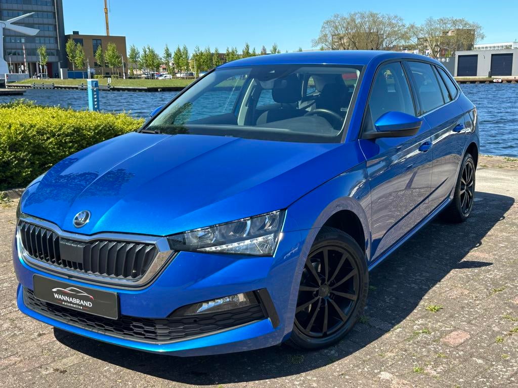 Škoda Scala 2021 1.0 TSI Camera CarPlay Cruise- BTW-, Auto's, Skoda, Voorwielaandrijving, Zwart, Blauw, 49 €/maand