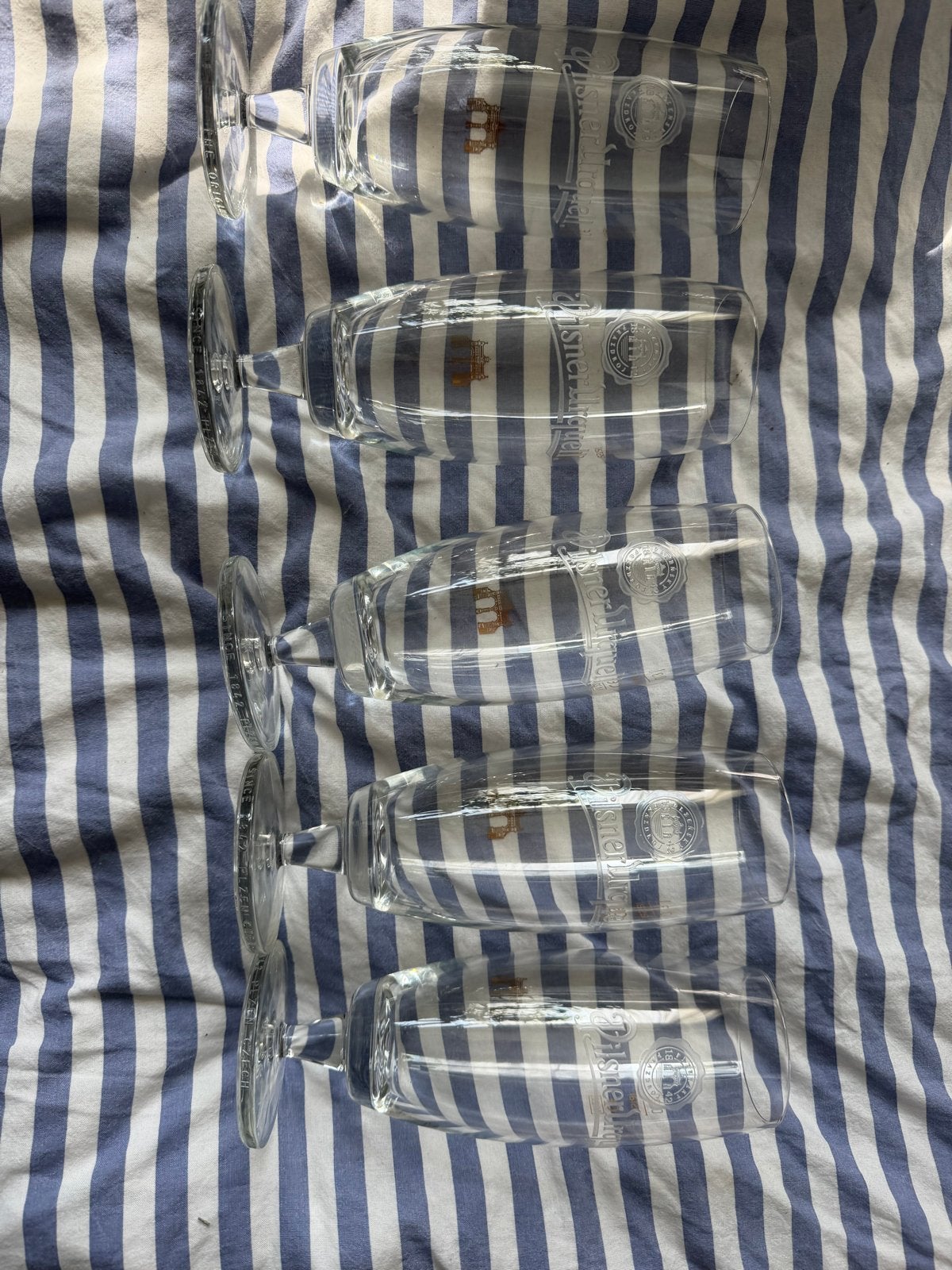 Set van 5 originele Pilsner Urquell bierglazen op voet, Ophalen of Verzenden, Zo goed als nieuw, Glas, Klassiek