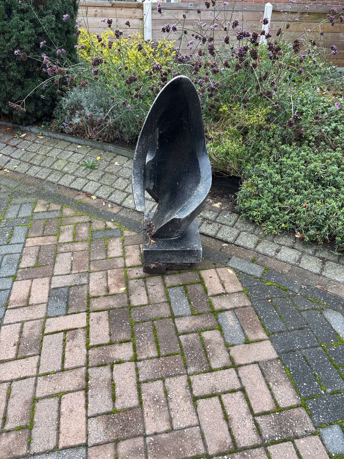 Abstracte sculptuur van steen op sokkel, Zwart, Beeld, Abstract, Europa