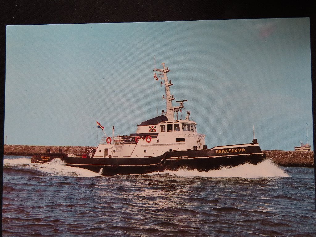 ansichtkaart sleepboot " Brielsebank " Bv. N.R.S., Ophalen of Verzenden, Motorboot, Kaart, Foto of Prent