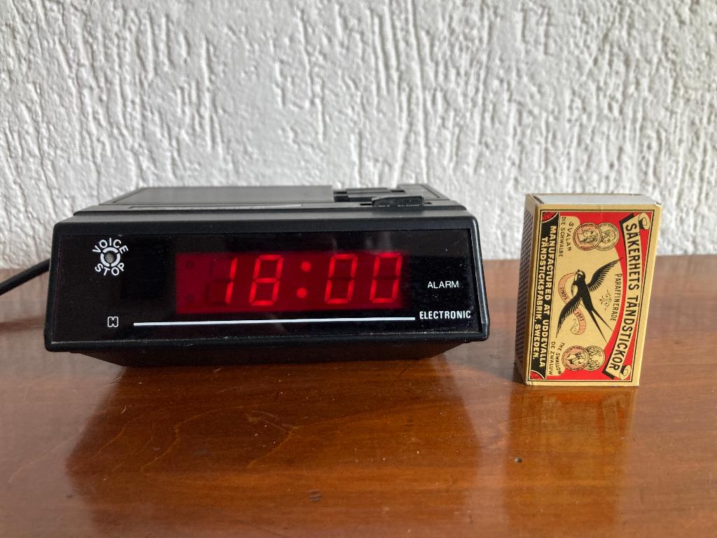 Vintage zwart wekkerradio met rode digitale eighties cijfers, Ophalen of Verzenden, Gebruikt, Digitaal, Wekker of Tafelklok