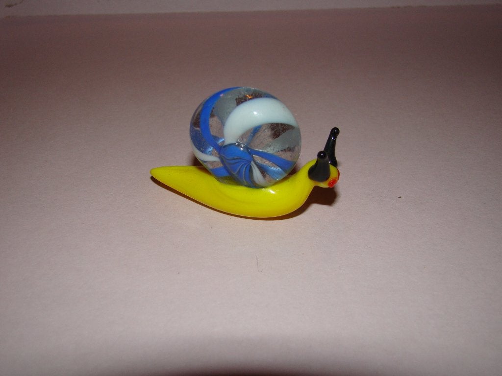 Murano glas slak geel met blauw , 4 cm bi 2,5 cm, Antiek en Kunst, Ophalen of Verzenden