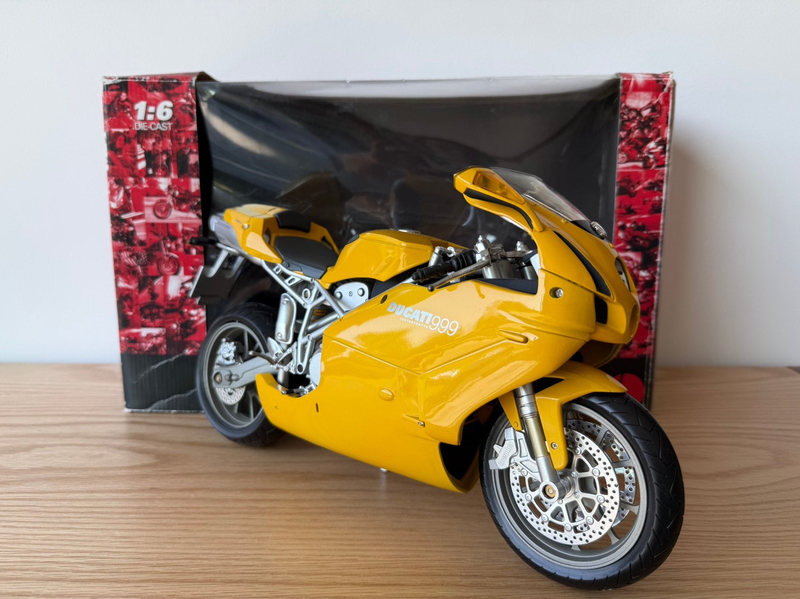 Prachtige New-Ray 999 schaalmodel 1:6 in het geel., Hobby en Vrije tijd, Modelauto's | 1:5 tot 1:12, Ophalen, Zo goed als nieuw