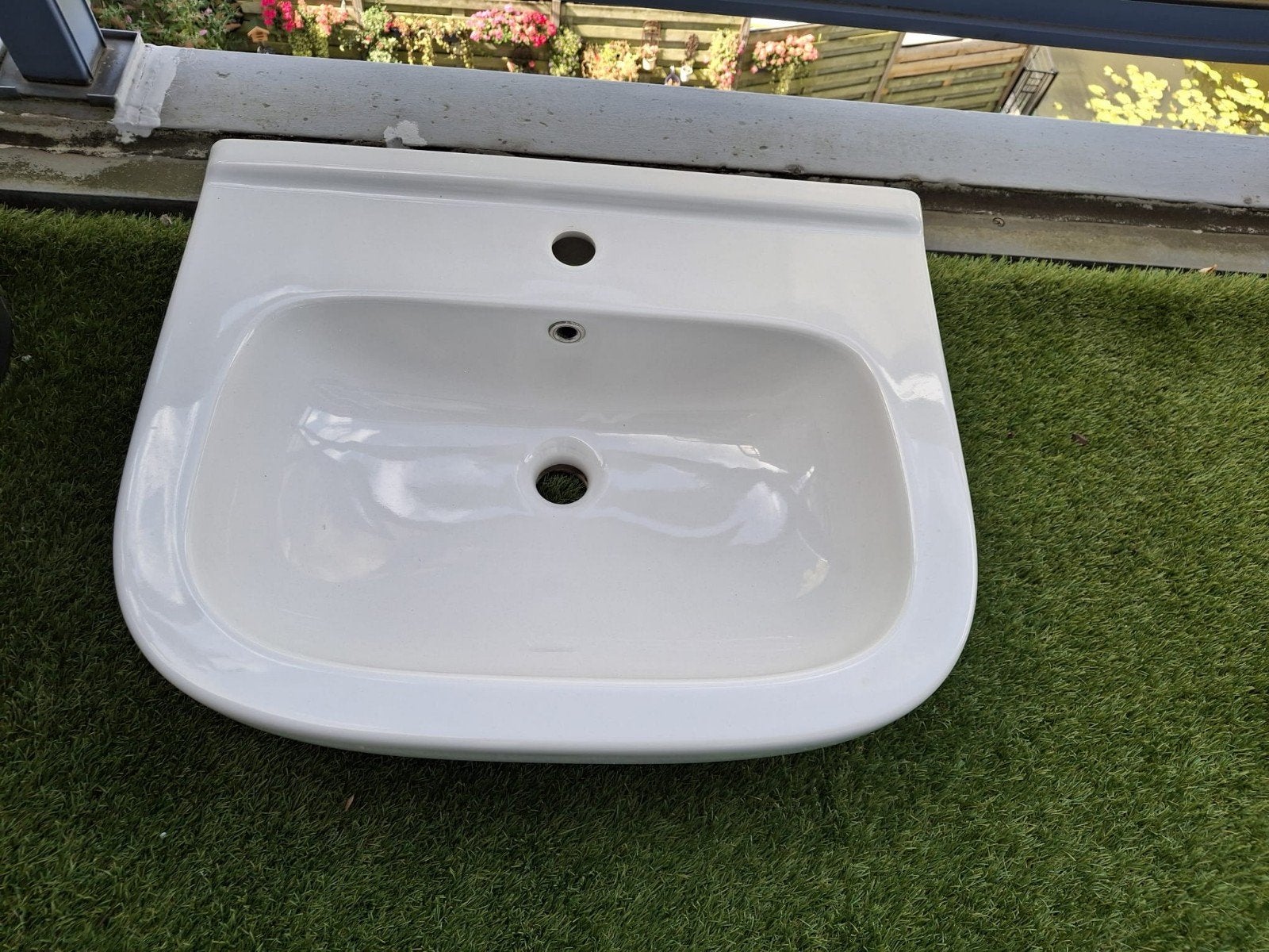 gratis wasbak, prima staat, Huis en Inrichting, Badkamer | Badkamermeubels, Ophalen, 50 tot 100 cm, Minder dan 100 cm, Wasbak of Wastafel