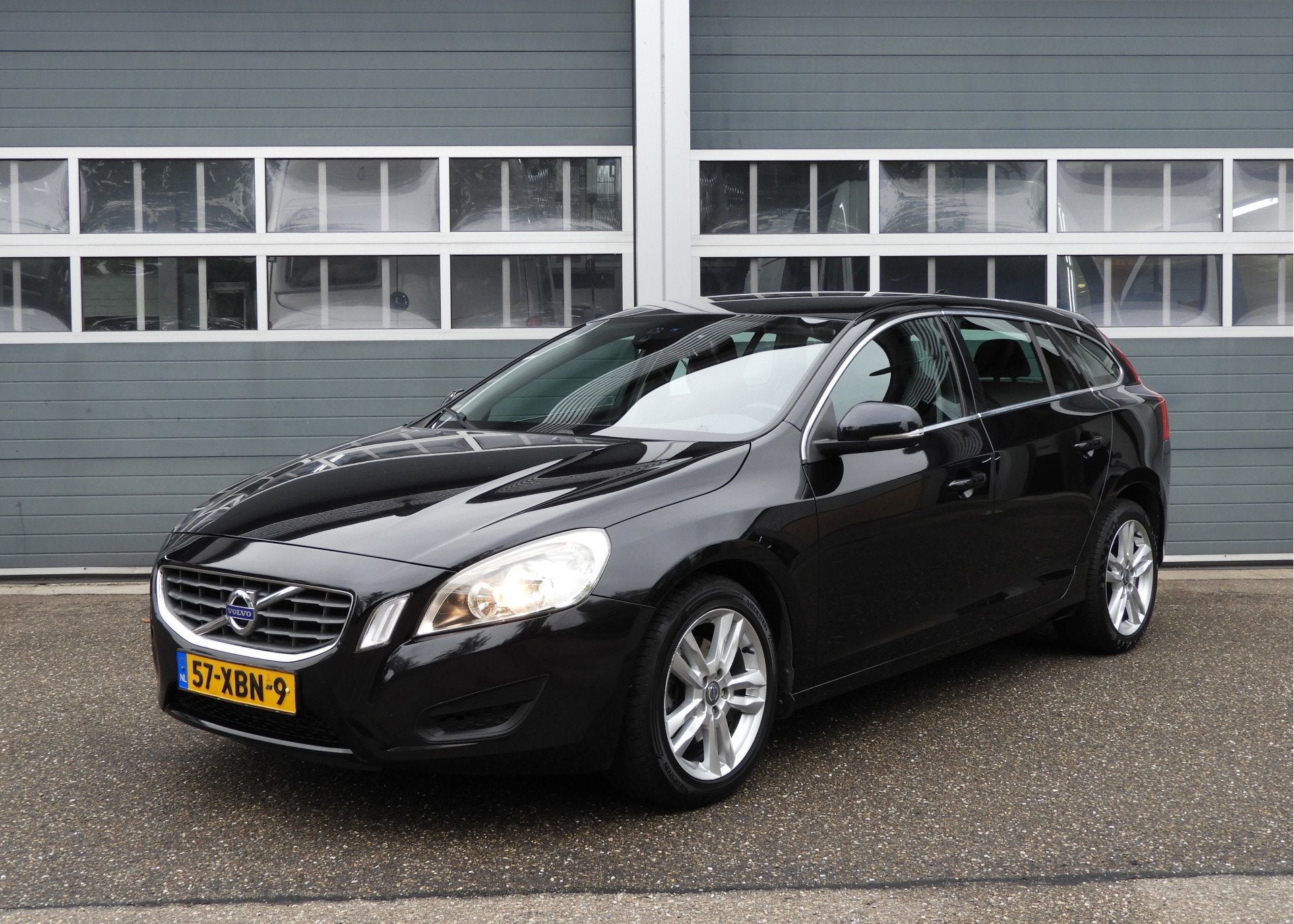 Volvo V60 1.6 T3 Momentum | TREKHAAK | NAVI | CRUISE | PDC, Auto's, Voorwielaandrijving, Gebruikt, 4 cilinders, 150 pk