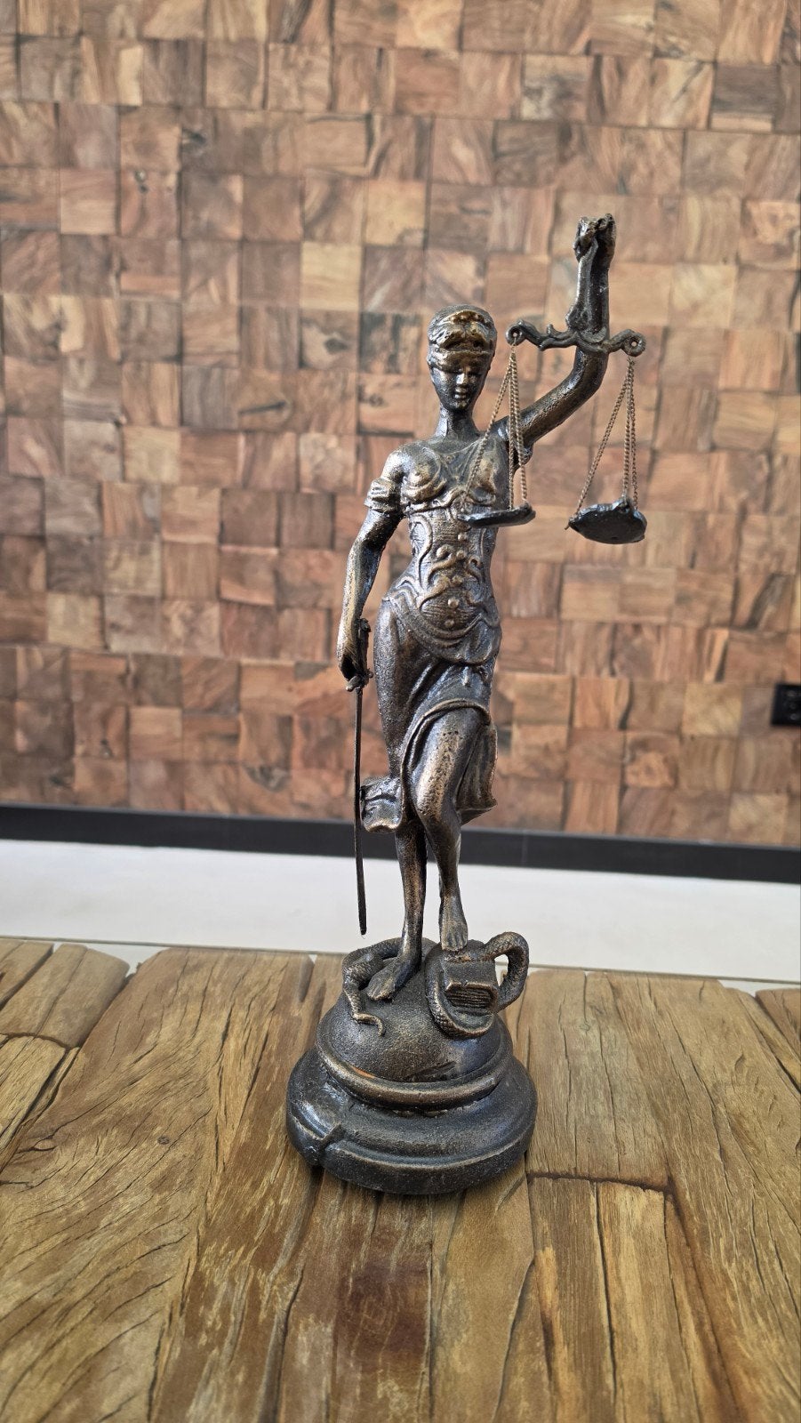 Bronzen Beeld Vrouwe Justitia met Weegschaal en Zwaard, Ophalen of Verzenden, 20 - 50 cm, Beeld, Bruin