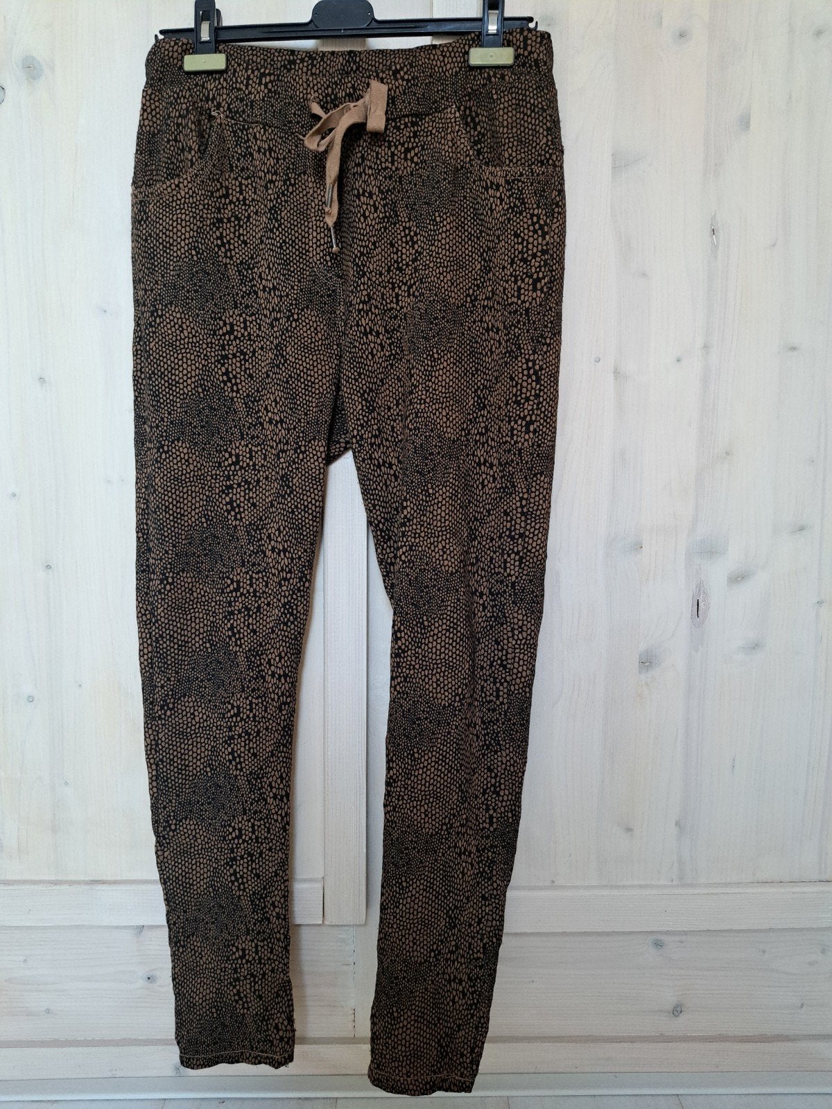 Bruine broek met print, maat 38/40, Kleding | Dames, Maat 38/40 (M), Bruin, Ophalen of Verzenden, Zo goed als nieuw