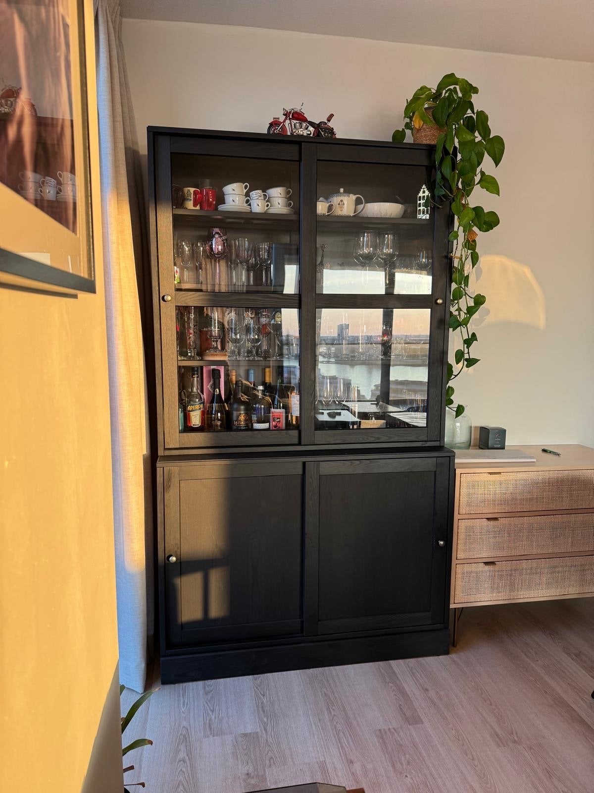 Zwarte vitrinekast met glazen deuren en opbergruimte, Huis en Inrichting, Kasten | Dressoirs, Gebruikt, 25 tot 50 cm, Overige houtsoorten