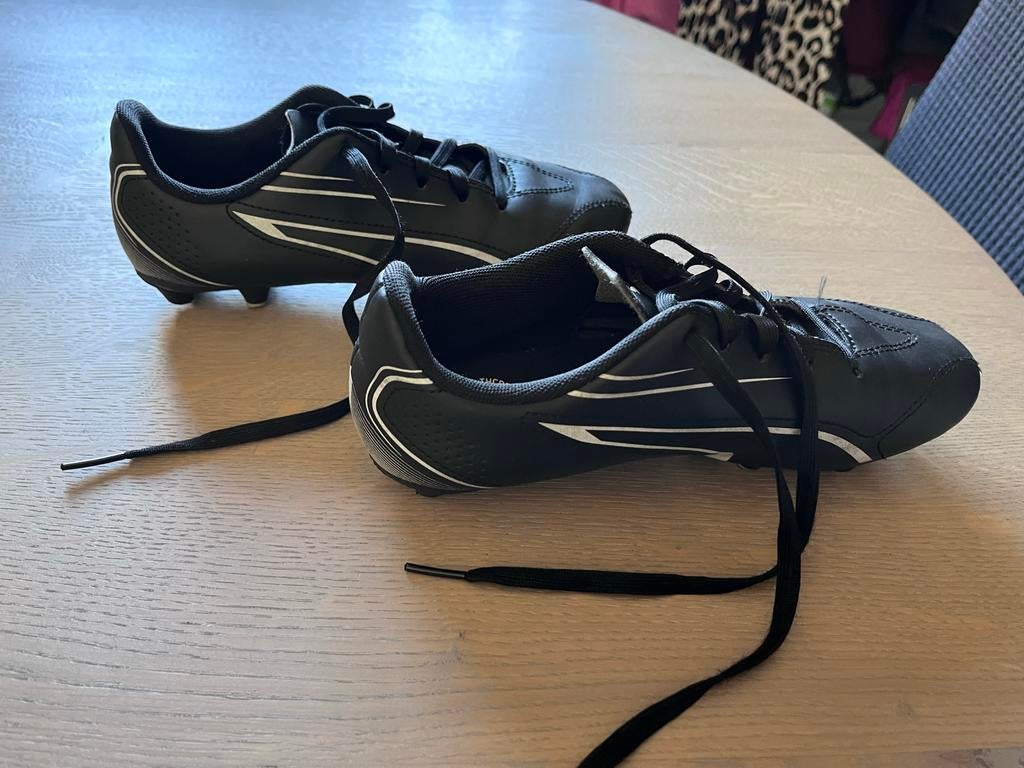 Puma voetbalschoenen maat 34 en Dutchy scheenbeschermers, Ophalen of Verzenden, Gebruikt, Schoenen