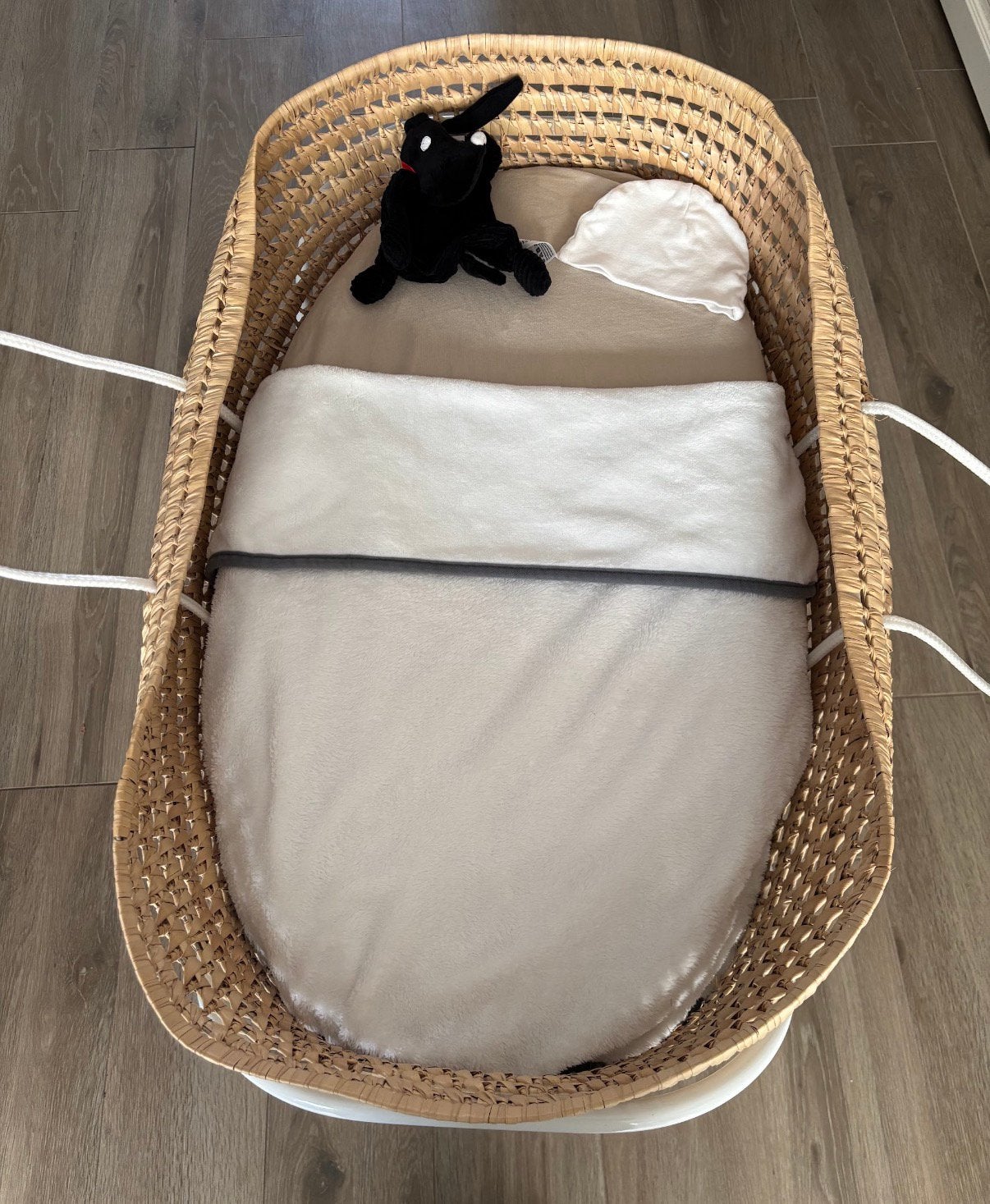 Mooie rieten Moses basket met standaard stevige harde bodem, Ophalen, Zo goed als nieuw, Wieg