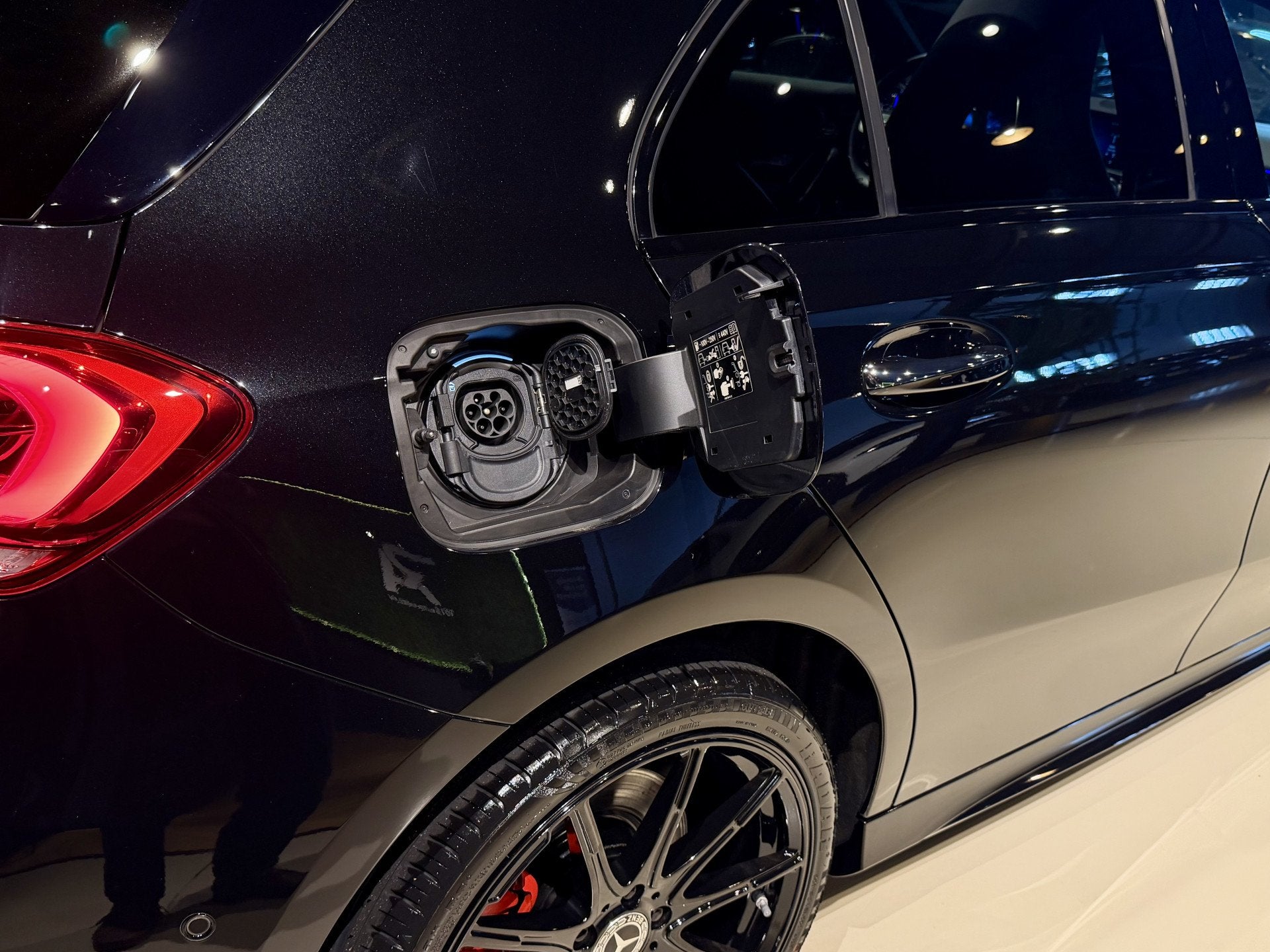 Mercedes-Benz A-Klasse 250e AMG Pakket Panodak|Leer|Camera|M, Auto's, Dealer onderhouden, Gebruikt, Met garantie (alle), Automatische klimaatregeling