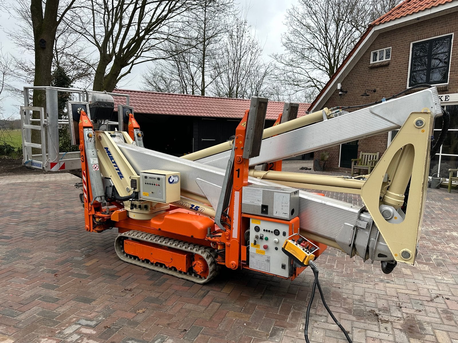 TE HUUR   hoogwerker 25 mtr. REGIO ACHTERHOEK