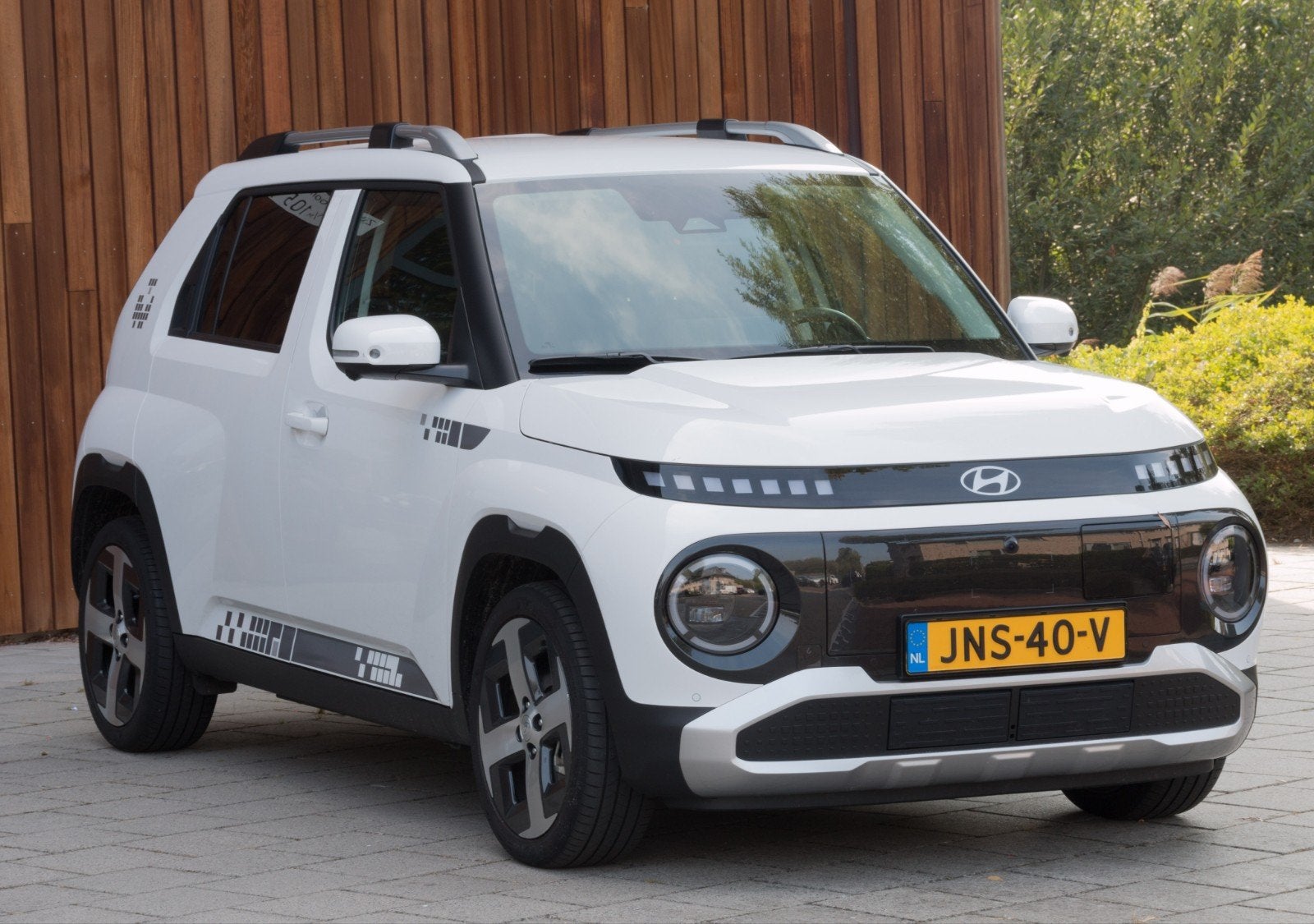 Hyundai Inster 49kWh Evolve (115pk) | 10 mnd jong| 13.000km, Auto's, 1328 kg, Stof, Zwart, Wit