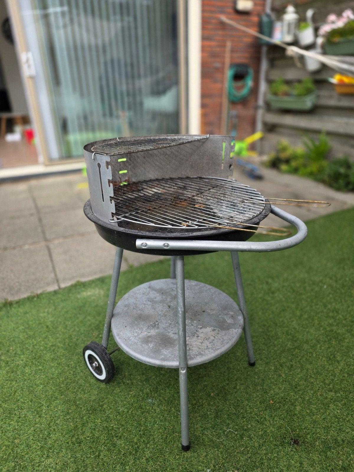 Gratis Verrijdbare Houtskool BBQ in Goede Staat, Ophalen, Gebruikt